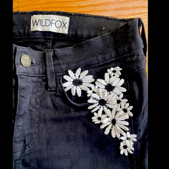 WILDFOX Black Daisy Appliqué Jeans size 24 - Picture 3 of 4